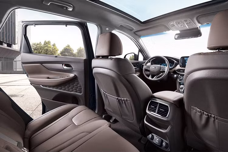 Hyundai SantaFe sẽ giữ hai tùy chọn 2 kiểu 5 chỗ ngồi và 7 chỗ ngồi. Tuy nhiên, phiên bản 7 chỗ ngồi sẽ được “nới rộng” thêm không gian nhằm tăng sự thoải mái cho hành khách. Hyundai hứa hẹn rằng khoảng để chân ở hàng ghế thứ 2 của họ thuộc dạng rộng nhất phân khúc và khoảng trống đầu ở hàng ghế thứ 3 cũng được nâng cấp.