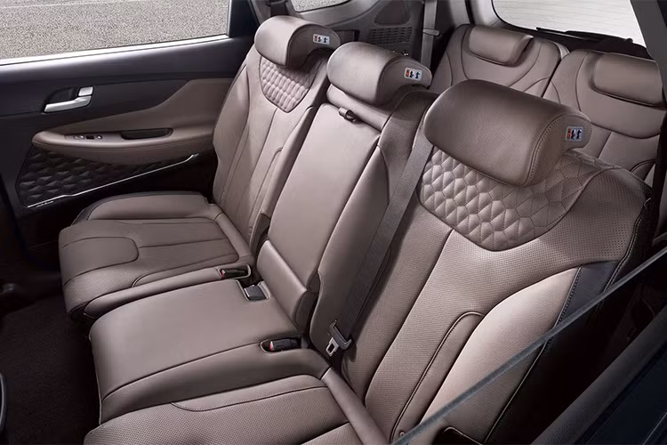 Về công nghệ, Santa Fe mới sẽ sử dụng hệ thống BlueLink 2.0, cung cấp các dịch vụ như khởi động từ xa, bảo mật và quản lý chức năng xe, định vị và dẫn đường theo thời gian thực thông qua kết nối smartphone. Ngoài ra còn có ứng dụng âm nhạc được phát triển với SoundHound...