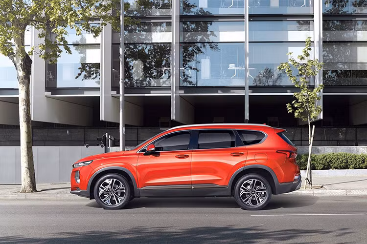 Ngoại hình của xe khá sắc nét và đẹp mắt hơn trước đây. Thiết kế Santa Fe mới tuy giống Kona và mẫu xe xanh Nexo nhưng trông thể thao và sang trọng hơn. Cụm đèn pha nay được thu hẹp với dải đèn ban ngày sắc sảo và đặt cao hơn trong khi đèn chính được chuyển xuống dưới.