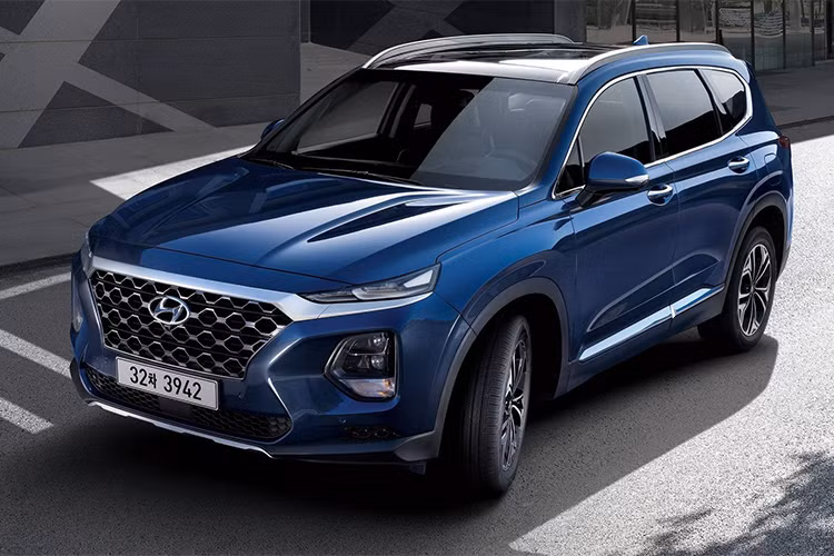 Santa Fe 2019 hiện đã mở đơn đặt hàng tại Hàn Quốc. Phiên bản máy dầu 2.0 L sẽ có giá từ 29,25 triệu Won (tương đương 26.600 USD - khoảng 590 triệu đồng). Máy dầu 2.2 L có giá từ 34,4 triệu Won (tương đương 31.300 USD - khoảng 705 triệu đồng). Bản tăng áp 2.0 L giá từ 28,45 triệu Won (tương đương 25.800 USD - khoảng 585 triệu đồng).