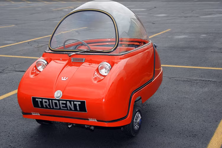 Mẫu xe ôtô Peel Trident tí hon còn có tên gọi " xe bong bóng" là một trong số 45 chiếc xe được công ty Peel Engineering sản xuất trong vòng 2 năm. Mẫu xe ba bánh thuộc về một nhà sưu tập xe của Mỹ sở hữu từ năm 2014.