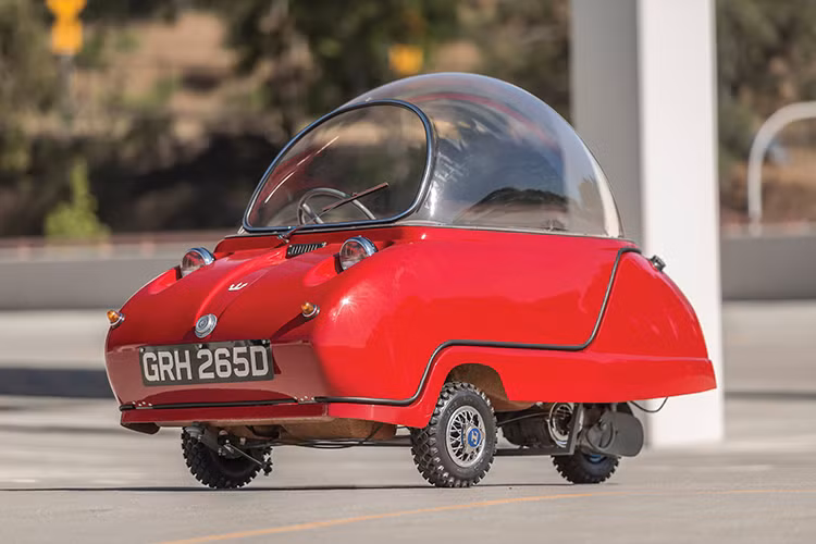 Mẫu xe ôtô siêu nhỏ mang cái tên “bong bóng” Peel Trident chỉ sử dụng động cơ 49cc, cho công suất 4,2 mã lực với vận tốc tối đa 61km/h, một con số khá khiêm tốn so với những chiếc ôtô hiện nay. Xe có thể đạt tốc độ tối đa tới 61 km/h và mức tiêu hao nhiên liệu siêu tiết kiệm là 2,8 lít/100 km.