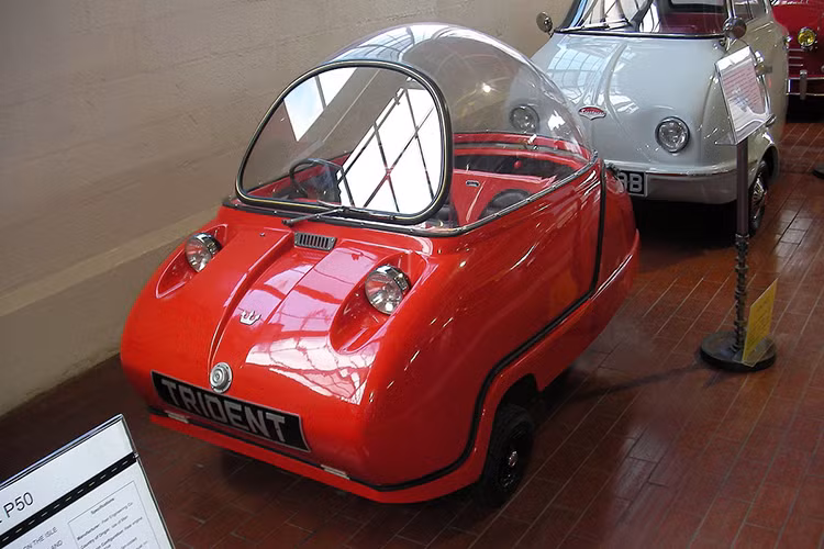 Vào ngày 18/8 tới đây, xe tí hon Peel Trident - ôtô nhỏ nhất thế giới sẽ được đem bán đấu đấu với mức giá dự kiến khoảng 80.000 Bảng Anh (gần 2,3 tỷ đồng). Hồi tháng 2/2013, một chiếc Peel P50 đời 1964 từng được bán với giá 120.000 USD ở một buổi đấu giá tương tự tại Mỹ.