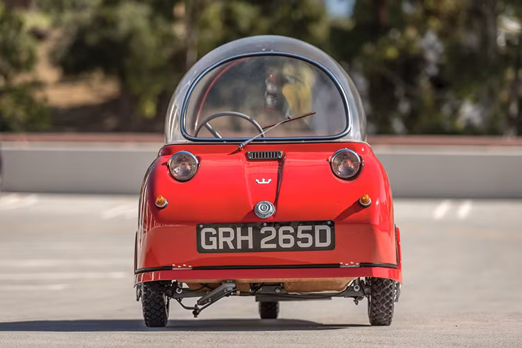 Ở cái nhìn đầu tiên, nhiều người sẽ thực sự ngỡ ngàng khi diện mạo của mẫu xe ôtô mi nhon giống như một quả bong bóng Peel Trident không khác gì một chiếc ôtô bước ra từ những bộ phim hoạt hình. Tuy nhiên, nó vãn sở hữu đầy đủ đèn, xi nhan, gạt mưa... như xe bình thường.