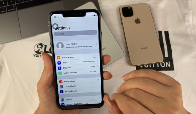Theo 9to5mac, đây không phải là iPhone thế hệ mới nguyên mẫu do Apple sản xuất nên thiết bị được chạy trên hệ điều hành Android và tùy biến lại cho giống giao diện iOS.