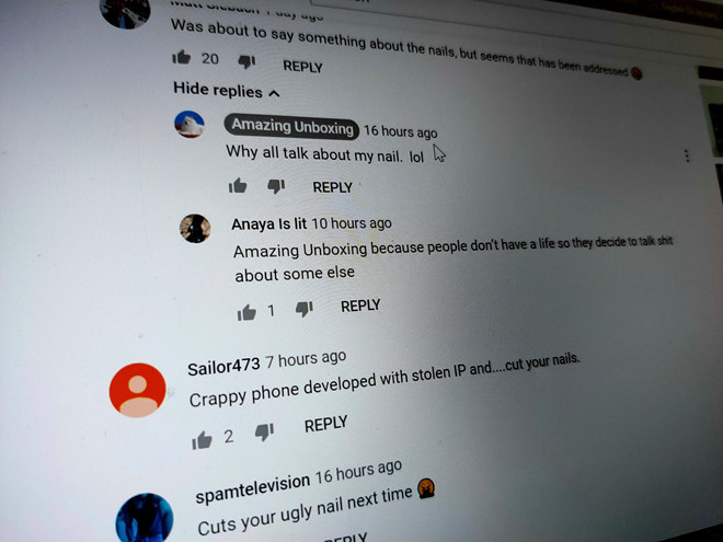 Bên cạnh "iPhone 11 Max", reviewer của kênh YouTube Amazing Unboxing còn gây chú bởi những ngón tay dài và bẩn. Nhiều tài khoản đã bình luận yêu cầu anh chàng này vệ sinh ngón tay, trong khi một người xem khác gửi đường link mua đồ cắt móng tay dưới video.