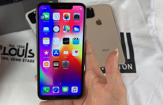 Ở mặt trước, model này có màn hình khá lớn, phần notch được làm to và thô hơn so với iPhone XS Max.