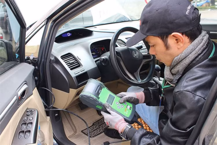 Khởi động xe vào mùa đông thường là vấn đề mà nhiều người gặp phải do nhiên liệu bay hơi kém dẫn đến khả năng đốt cháy khó diễn ra. Vì vậy, cách khắc phục với ôtô dùng chế hòa khí là tài xế phải kéo bướm gió để giảm không khí lọt vào động cơ, nhờ đó mà nhiên liệu dễ bay hơi nên xe sẽ dễ dàng khởi động.