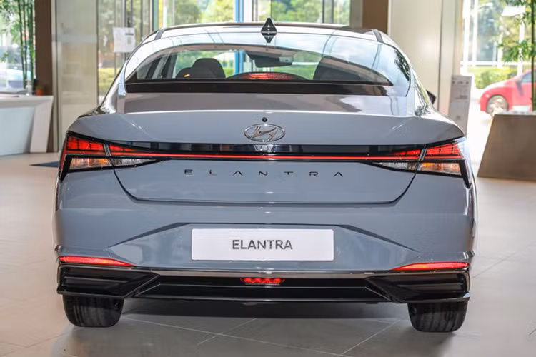 Kế đến là động cơ Nu 2.0L cho công suất 159 mã lực, 193 Nm đi kèm hộp số tự động 6 cấp, cuối cùng là động cơ tăng áp 1.6L cho công suất 204 mã lực, 265Nm đi kèm với hộp số ly hợp kép 7 cấp. Ngoài ra còn phiên bản thuần thể thao N nhưng không được mở bán thương mại.