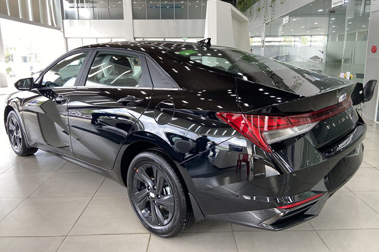 Hiện tại, Hyundai Elantra vẫn được ưu đãi 50% lệ phí trước bạ theo chính sách của Nhà nước dành cho ôtô sản xuất, lắp ráp nội địa nhờ đó mà có thể tiết kiệm khoảng 30 triệu đồng đến hơn 47 triệu đồng tùy theo phiên bản.