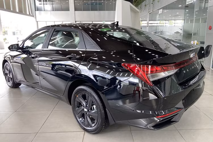 Hiện tại, Hyundai Elantra vẫn được ưu đãi 50% lệ phí trước bạ theo chính sách của Nhà nước dành cho ôtô sản xuất, lắp ráp nội địa nhờ đó mà có thể tiết kiệm khoảng 30 triệu đồng đến hơn 47 triệu đồng tùy theo phiên bản.