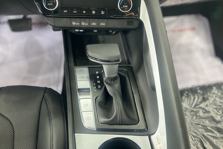 Thiết kế của Hyundai Elantra thiên về sự góc cạnh thể thao hơn so với kiểu dáng thông dụng của các đối thủ khác. Xe cũng có 3 tùy chọn gồm máy xăng Gamma II 1.6L cho công suất 128 mã lực, 155 Nm đi kèm hộp số tự động hoặc hộp số sàn 6 cấp.