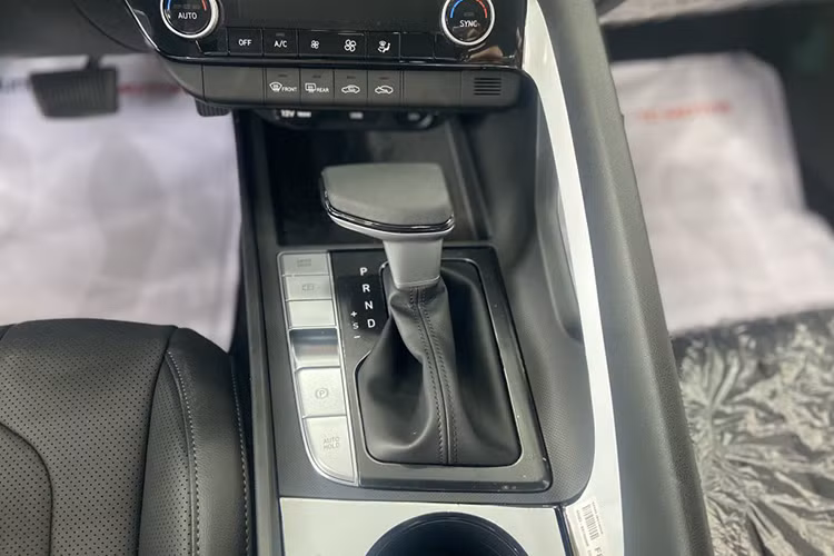 Thiết kế của Hyundai Elantra thiên về sự góc cạnh thể thao hơn so với kiểu dáng thông dụng của các đối thủ khác. Xe cũng có 3 tùy chọn gồm máy xăng Gamma II 1.6L cho công suất 128 mã lực, 155 Nm đi kèm hộp số tự động hoặc hộp số sàn 6 cấp.