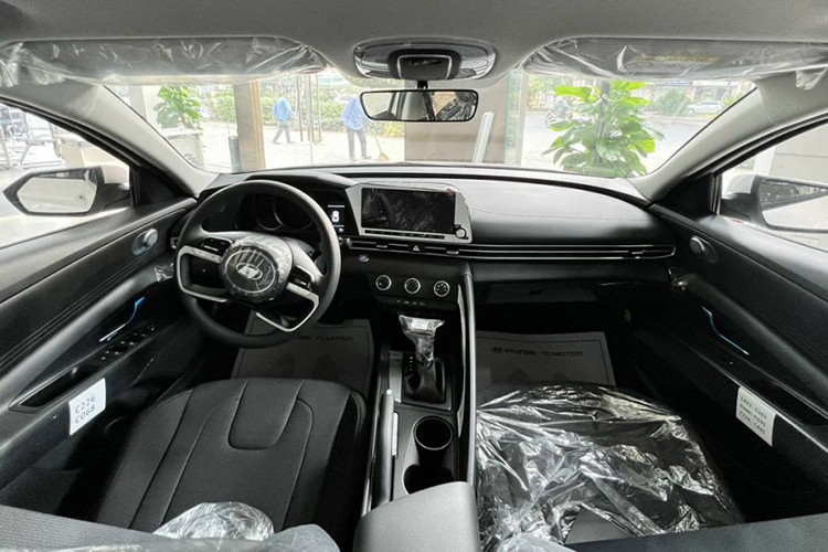 Hyundai Elantra tại Việt Nam hiện có 4 phiên bản, bao gồm 1.6 AT Tiêu chuẩn, 1.6 AT, 2.0 AT và N-Line có giá bán đề xuất từ 599 - 799 triệu đồng. Xe được định vị cạnh tranh với Mazda3 và Kia K3, tuy nhiên mẫu xe này có mức giá cao hơn so với 2 đối thủ trên.