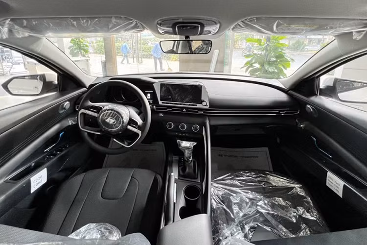 Hyundai Elantra tại Việt Nam hiện có 4 phiên bản, bao gồm 1.6 AT Tiêu chuẩn, 1.6 AT, 2.0 AT và N-Line có giá bán đề xuất từ 599 - 799 triệu đồng. Xe được định vị cạnh tranh với Mazda3 và Kia K3, tuy nhiên mẫu xe này có mức giá cao hơn so với 2 đối thủ trên.