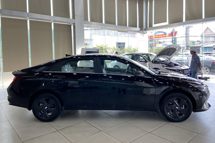 Với các xe Hyundai Elantra sản xuất năm 2023 cũng có mức giảm đáng kể, cụ thể bản 2.0 AT được giảm khoảng 50 triệu đồng chỉ còn khoảng 680 triệu đồng đi kèm gói phụ kiện 30 triệu đồng. Tuy nhiên mức giảm này chủ yếu ở các đại lý nên tùy chính sách bán hành mà sẽ có sự chênh lệch không đồng đều. 