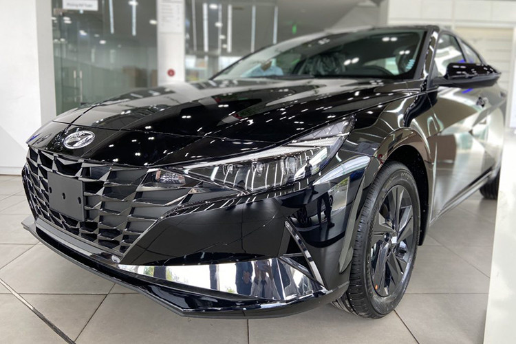 Sau ưu đãi Hyundai Elantra MT chỉ còn 529 triệu đồng. Mức giá này khiến Elantra trở này mẫu xe có giá tốt nhất phân khúc sedan cỡ C, thậm chí còn thấp hơn mẫu xe phân khúc dưới là Hyundai Accent AT Đặc biệt với giá đề xuất 542 triệu đồng hay Toyota Vios 1.5E CTV giá 36 triệu đồng.