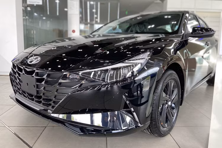 Sau ưu đãi Hyundai Elantra MT chỉ còn 529 triệu đồng. Mức giá này khiến Elantra trở này mẫu xe có giá tốt nhất phân khúc sedan cỡ C, thậm chí còn thấp hơn mẫu xe phân khúc dưới là Hyundai Accent AT Đặc biệt với giá đề xuất 542 triệu đồng hay Toyota Vios 1.5E CTV giá 36 triệu đồng.