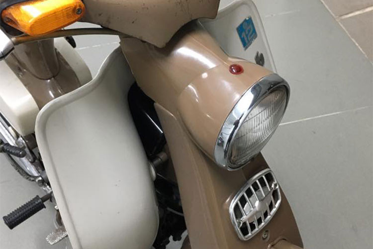 Mặc dù về ngoại hình và một số chi tiết của chiếc xe đã bị "hao mòn" theo thời gian bởi nó đã có tuổi đời lên đến 60 năm, tuy nhiên để còn giữ và đi được cho đến ngày nay cũng là một việc không hề dễ dàng. Trên chiếc xe này, phần đầu vẫn còn nguyên bản của nhà sản xuất trước đây với đèn pha, đèn báo, xi nhan, yếm...