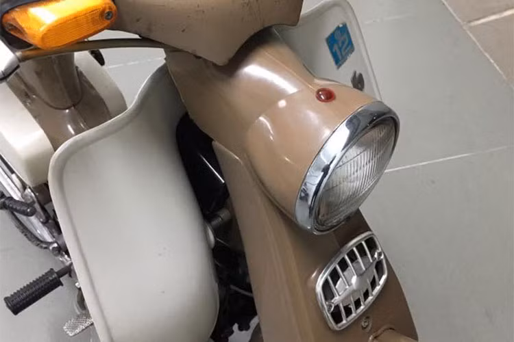 Mặc dù về ngoại hình và một số chi tiết của chiếc xe đã bị "hao mòn" theo thời gian bởi nó đã có tuổi đời lên đến 60 năm, tuy nhiên để còn giữ và đi được cho đến ngày nay cũng là một việc không hề dễ dàng. Trên chiếc xe này, phần đầu vẫn còn nguyên bản của nhà sản xuất trước đây với đèn pha, đèn báo, xi nhan, yếm...