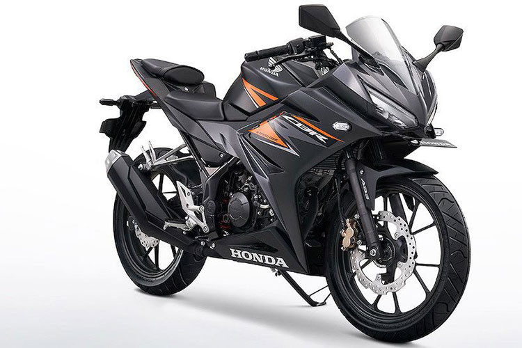 Vốn rất được ưa chuộng về thiết kế, về cơ bản kiểu dáng của CBR150R 2019 không có sự khác biệt so với các đời xe trong 2 năm qua. Trong đó, thay đổi dễ nhận ra nhất của chiếc xe là cặp mâm mới cũng có thiết kế 5 cánh kép, nhưng sở hữu các nan thẳng thay vì nan xoắn như trước đây.