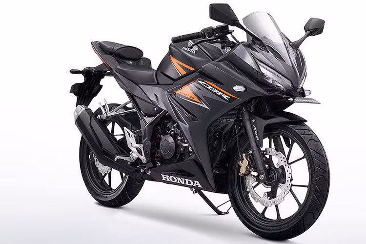 Vốn rất được ưa chuộng về thiết kế, về cơ bản kiểu dáng của CBR150R 2019 không có sự khác biệt so với các đời xe trong 2 năm qua. Trong đó, thay đổi dễ nhận ra nhất của chiếc xe là cặp mâm mới cũng có thiết kế 5 cánh kép, nhưng sở hữu các nan thẳng thay vì nan xoắn như trước đây.