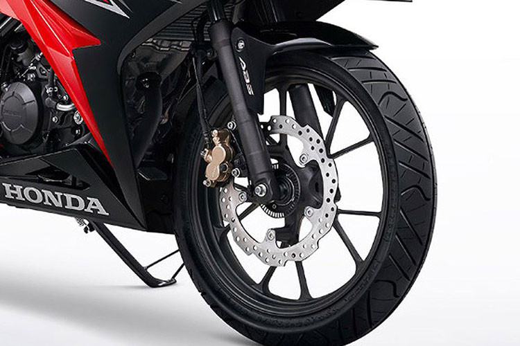 Các đĩa phanh của CBR150R 2019 cũng đã có kiểu dáng răng cưa thể thao hơn thay vì đĩa tròn cũ. Và bản thân hệ thống phanh trên chiếc xe cũng được nâng cấp với việc bổ sung thêm chống bó cứng phanh ABS. Như vậy, Honda CBR150R 2019 đã trở thành mẫu sportbike phân khối nhỏ đầu tiên bán tại châu Á được trang bị hệ thống này.