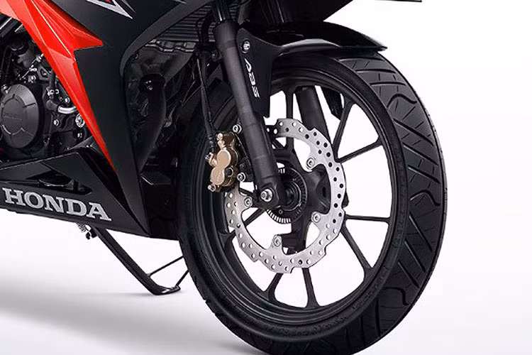 Các đĩa phanh của CBR150R 2019 cũng đã có kiểu dáng răng cưa thể thao hơn thay vì đĩa tròn cũ. Và bản thân hệ thống phanh trên chiếc xe cũng được nâng cấp với việc bổ sung thêm chống bó cứng phanh ABS. Như vậy, Honda CBR150R 2019 đã trở thành mẫu sportbike phân khối nhỏ đầu tiên bán tại châu Á được trang bị hệ thống này.