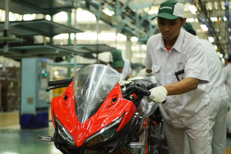 Mới đây, hãng xe máy đình đám Nhật Bản đã thực hiện việc ra mắt mẫu xe Sport bike thành thị cỡ nhỏ Honda CBR150R đời 2019. Mẫu xe mới này đi kèm một số thay đổi đáng giá cùng 4 màu sơn hoàn toàn mới tại thị trường Indonesia và dự tính sẽ sớm được đưa về Việt Nam vào đầu năm tới.