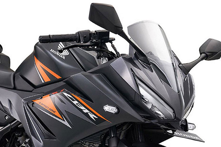 Ở phần đầu xe, hệ thống đèn pha vẫn thiết kế LED dạng đôi và đèn hậu LED. Bên cạnh đó, hãng xe Honda cũng đã thay đổi mặt nạ phía trước CBR150R mang phong cách cá tính, ngầu hơn và đặc biệt là loại bỏ đi hai khe gió trang trí, thay kính chắn gió cao hơn so với phiên bản trước.