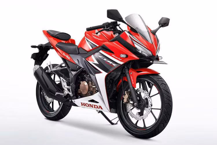 Honda CBR150R phiên bản 2019 sẽ vẫn sử dụng khối động cơ DOHC, 4 thì, xy lanh đơn, 6 cấp số, dung tích 150 phân khối, có khả năng sản sinh công xuất tối đa 17 mã lực tại 9.000 vòng/phút và mô men xoắn cực đại 14,4 Nm tại 7.000 vòng/phút. Đi kèm hộp số 6 cấp.