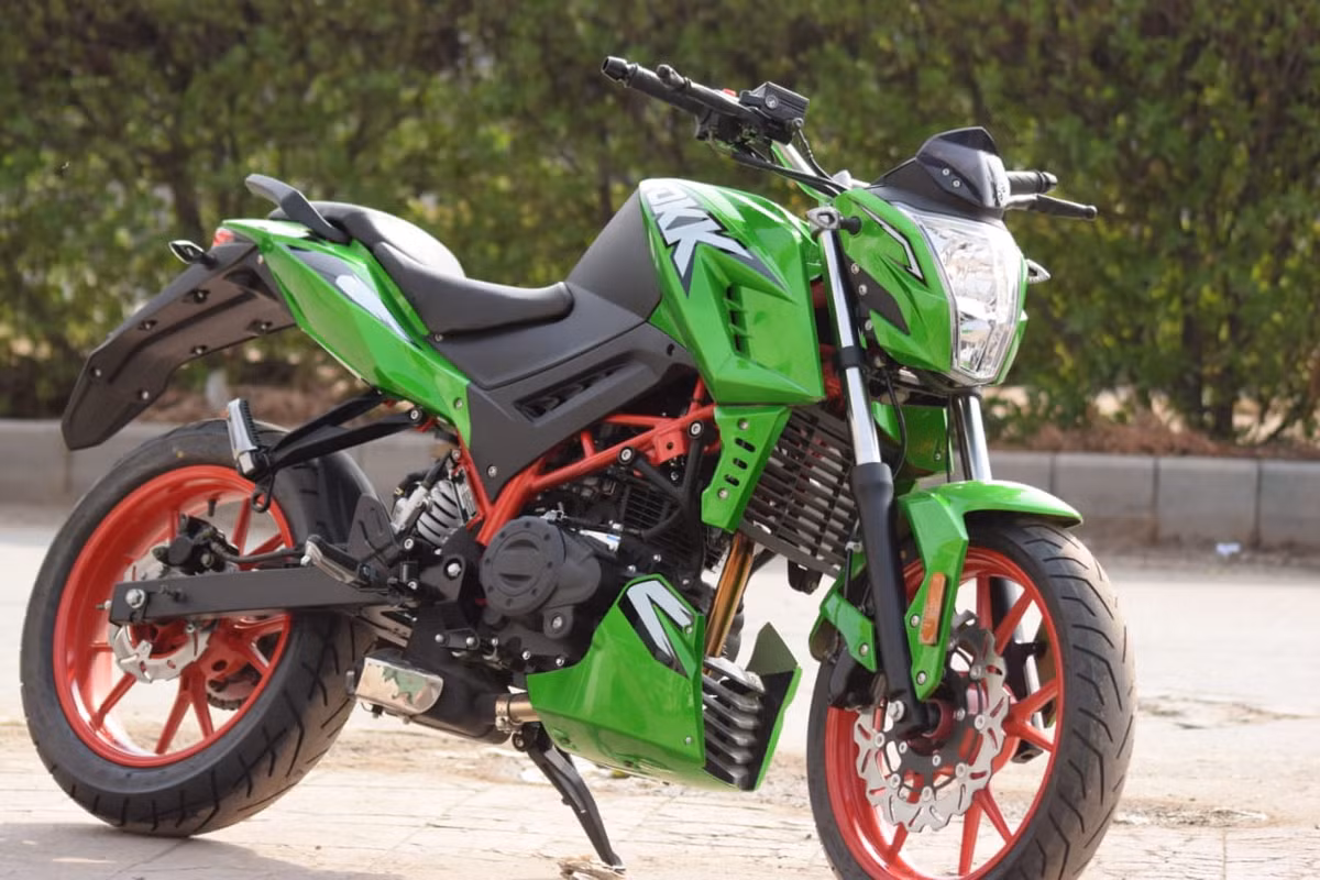 Được biết, Rokk 200 hiện đang được bán ra tại thị trường Pakistan với mức giá chỉ 47,5 triệu đồng. Ngoài mẫu xe này, thương hiệu Sigma còn có nhiều mẫu xe khác nhái lại ngoại hình của các siêu môtô nổi tiếng như Ducati 858, BMW S1000RR, Honda CBR250R... với giá siêu rẻ.