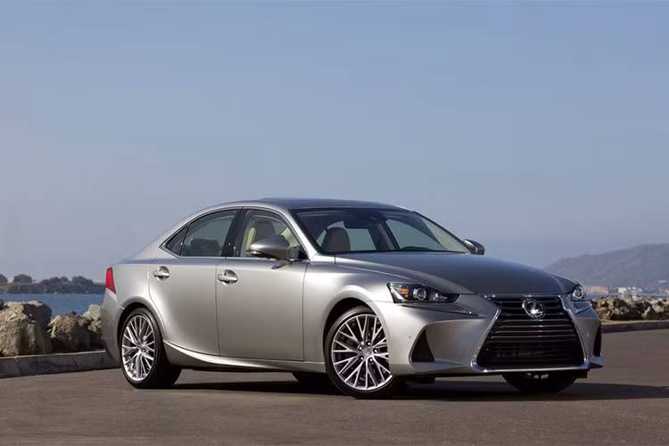 Lexus IS sedan 2018 được xem là đối thủ đáng gờm của BMW 3-Series. Mẫu xe sang đến từ Nhật Bản nổi bật nhờ sở hữu khả năng vận hành mạnh mẽ cùng hàng loạt trang bị an toàn như hệ thống phanh tự động, các tính năng tránh phòng tránh tai nạn, cảnh báo va chạm phía trước, cảnh báo chệnh làn đường…