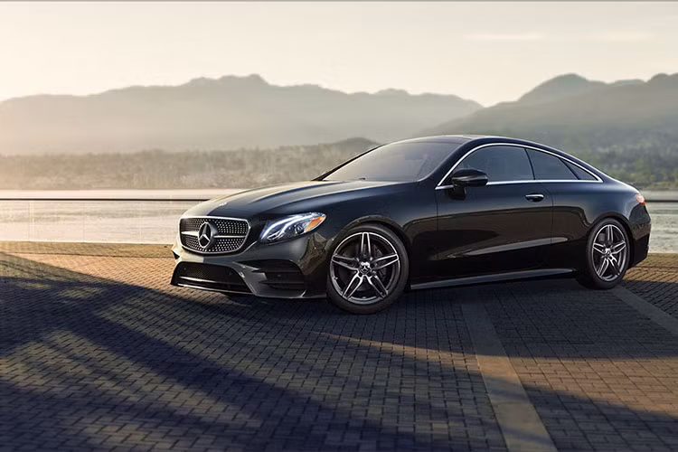 Sở hữu phong cách thiết kế thanh lịch, khả năng vận hành được đánh giá cao, Mercedes-Benz E-Class còn tạo được niềm tin với người dùng nhờ các trang bị an toàn. Mẫu sedan cỡ trung này nhận được đánh giá tốt ở các thử nghiệm va chạm. Ngoài ra, E-Class còn được trang bị hệ thống phanh tự động, cùng những hệ thống hỗ trợ tránh va chạm.