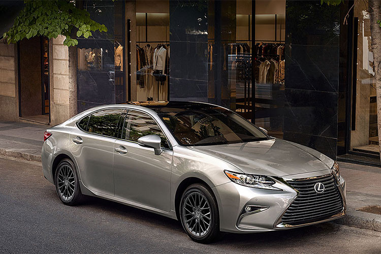 Từ trước đến nay, xe sang Lexus ES350 đều được xem là mẫu xe an toàn nhất 2018 trong phân khúc sedan hạng sang cỡ trung. Được trang bị hàng loạt công nghệ an toàn như cảnh báo va chạm phía trước, phanh tự động, cảnh báo điểm mù… giúp ES350 tiếp tục trở thành một trong những mẫu xe sang an toàn nhất năm 2018.