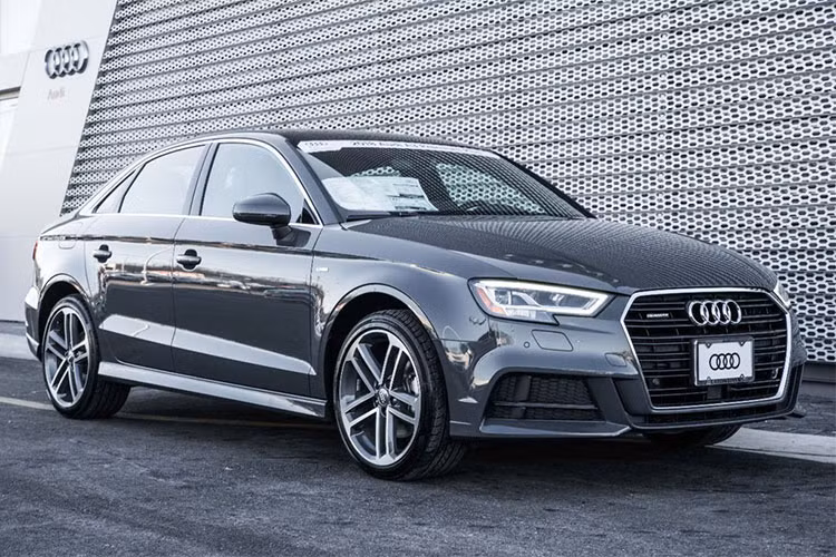 Xe sang Audi A3 mới được trang bị tiêu chuẩn các tính năng an toàn như hệ thống cảnh báo va chạm phía trước, phanh tự động tốc độ thấp có thể giúp người lái tránh được những va chạm bất ngờ và một loạt các trang bị an toàn cao cấp khác. Audi A3 được xem là mẫu xe có kích thước thiết kế nhỏ gọn nhất, trọng lượng nhẹ nhất trong số 10 mẫu xe sang an toàn nhất 2018 do Motor1 bình chọn. 