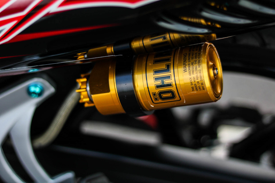 Giảm xóc Ohlins ở phía sau, một trong những trang bị đắt tiền nhất của chiếc xe Yamaha Z125 độ này. 