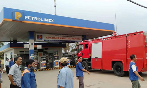 Dang tiep nhien lieu, xe bon cho xang dau boc chay du doi