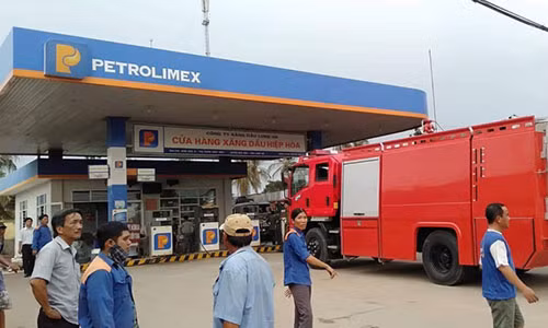 Dang tiep nhien lieu, xe bon cho xang dau boc chay du doi