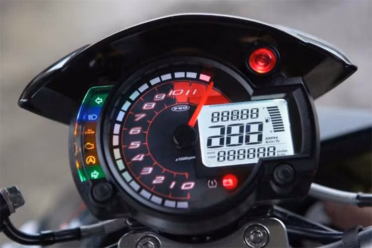 Điểm nổi bật của mẫu xe tay ga phong cách môtô phân khối lớn này chính là cụm đồng hồ công tơ mét đa chức năng, với đèn nền LED, cung cấp các thông tin quan trọng như tốc độ, thời gian, mức độ tiêu hao nhiên liệu