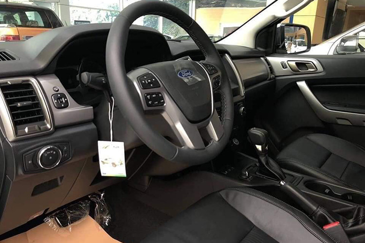 Do sở hữu mức giá rẻ nên Ford Ranger XLT 2018 kém xa về cả công nghệ an toàn lẫn truyền động so với Wildtrack. Cụ thể, xe không có hệ thống cân bằng điện tử, tính năng lùi xe và phanh tự động tiên tiến mới.