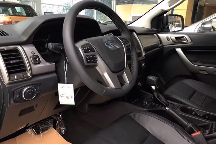 Do sở hữu mức giá rẻ nên Ford Ranger XLT 2018 kém xa về cả công nghệ an toàn lẫn truyền động so với Wildtrack. Cụ thể, xe không có hệ thống cân bằng điện tử, tính năng lùi xe và phanh tự động tiên tiến mới.