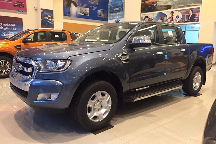 Giá xe Ford Ranger XLT cao hơn so với bản XLS 124 triệu đồng đối với số sàn và 129 triệu đồng nếu là bản số tự động. Đây được xem là sự lựa chọn thú vị dành cho các khách hàng muốn sở hữu một chiếc bán tải dẫn động 2 cầu thương iệu Mỹ với tầm tiền dưới 800 triệu đồng.