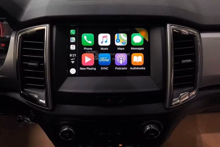 Động cơ 2 bản Ford Ranger XLS và XLT này giống hệt nhau, là loại diesel dung tích 2,2 lít, công suất 160 mã lực và mô-men xoắn 385 Nm, kết hợp số tự động hoặc số sàn 6 cấp. Vô-lăng trợ lực điện nhẹ nhàng. 