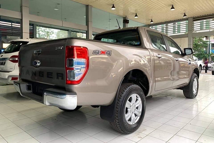 Mẫu xe bán tải Ford Ranger XLT là phiên bản 2 cầu có nằm giữa XLS và Wildtrak. So với bản XLS, bản XLT có một số điểm vượt trội hơn như hệ dẫn động 2 cầu, đèn chiếu sáng projector tự động, gạt mưa tự động, gương gập điện, ốp gương mạ chrome,…