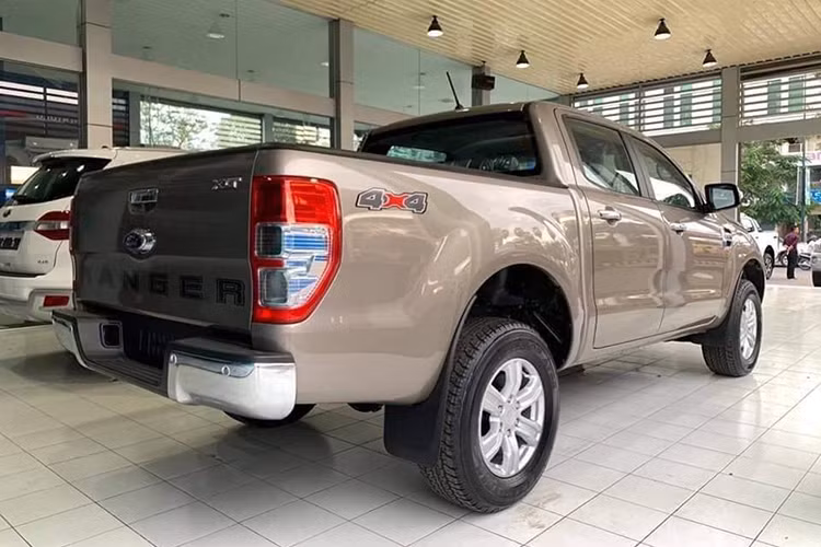 Mẫu xe bán tải Ford Ranger XLT là phiên bản 2 cầu có nằm giữa XLS và Wildtrak. So với bản XLS, bản XLT có một số điểm vượt trội hơn như hệ dẫn động 2 cầu, đèn chiếu sáng projector tự động, gạt mưa tự động, gương gập điện, ốp gương mạ chrome,…