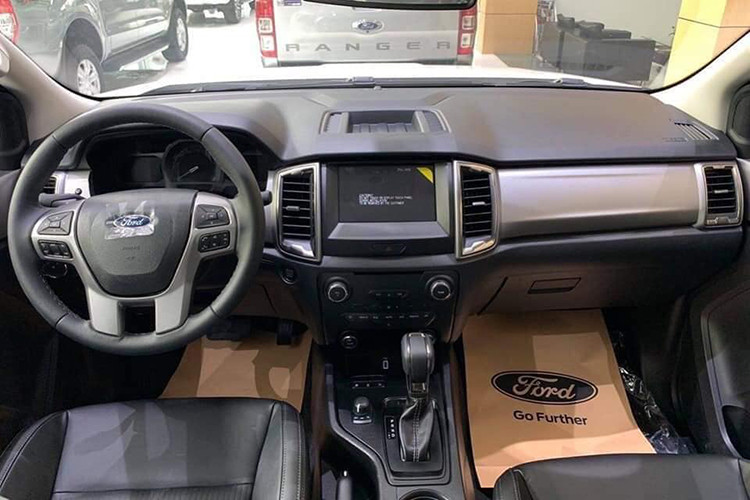 Nội thất của xe được trang bị cơ bản: ghế bọc nỉ chỉnh tay, điều hoà cơ, tay lái bọc da, gương chiếu hậu bên trong chỉnh tay, cừa kính người lái có chức năng 1 chạm lên xuống và chống kẹt. Hệ thống âm thanh: AM/FM, CD, MP3, iPod, USB, Bluetooth đi kèm công nghệ giải trí SYNC 1.