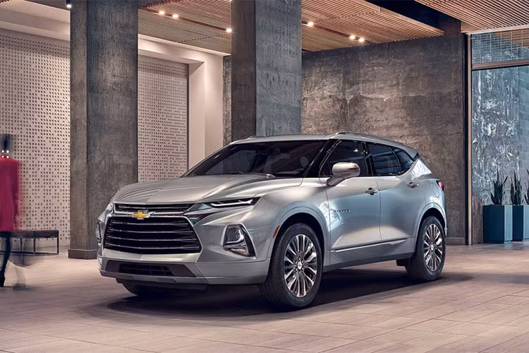 Để quản lý hệ dẫn động 4 bánh của Blazer, Chevrolet đã trang bị cho chiếc xe hệ thống Traction Select, cho phép người lái có thể điều chỉnh giữa các chế độ khác nhau ngay khi xe chạy. Khi không cần tới sức kéo lớn, hệ thống này cũng cho phép ngắt hoàn toàn cầu sau, chỉ vận hành chiếc xe bằng cầu trước để tiết kiệm nhiên liệu.