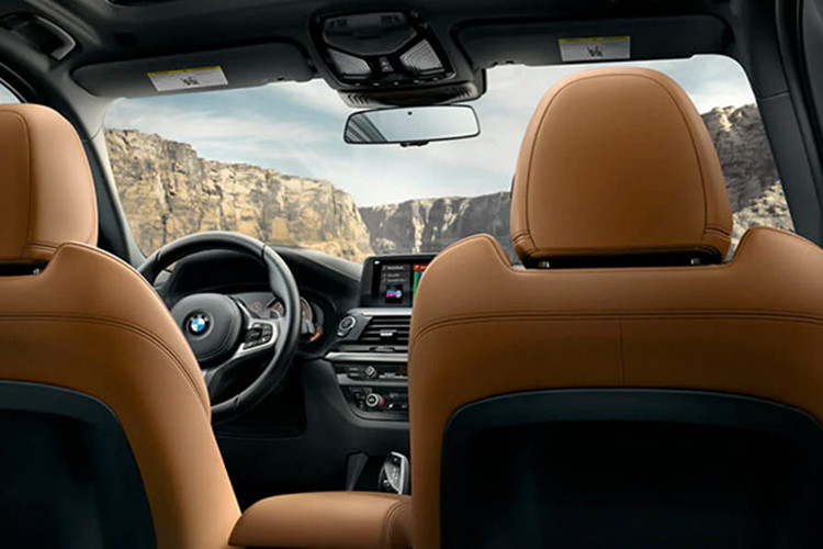 Điều hoà trên xe chỉnh tự động, 3 vùng khí hậu. Ghế trước chỉnh điện, nhớ vị trí. Âm thanh vòm Harman Kardon 16 loa, công suất 600 W. Trong khi đó, bản xLine chỉ khác ở thiết kế, còn trang bị tương tự bản M Sport. Bản thấp nhất xDrive20i có ít trang bị hơn, điển hình như âm thanh rút gọn xuống loại HiFi 12 loa, công xuất 205 , các vật liệu hoàn thiện nội thất cũng không cao cấp bằng.
