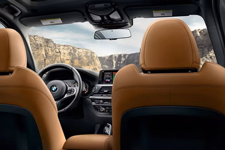 Điều hoà trên xe chỉnh tự động, 3 vùng khí hậu. Ghế trước chỉnh điện, nhớ vị trí. Âm thanh vòm Harman Kardon 16 loa, công suất 600 W. Trong khi đó, bản xLine chỉ khác ở thiết kế, còn trang bị tương tự bản M Sport. Bản thấp nhất xDrive20i có ít trang bị hơn, điển hình như âm thanh rút gọn xuống loại HiFi 12 loa, công xuất 205 , các vật liệu hoàn thiện nội thất cũng không cao cấp bằng.